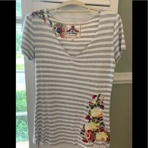 JW Los Angeles embroidered gray & white top size S